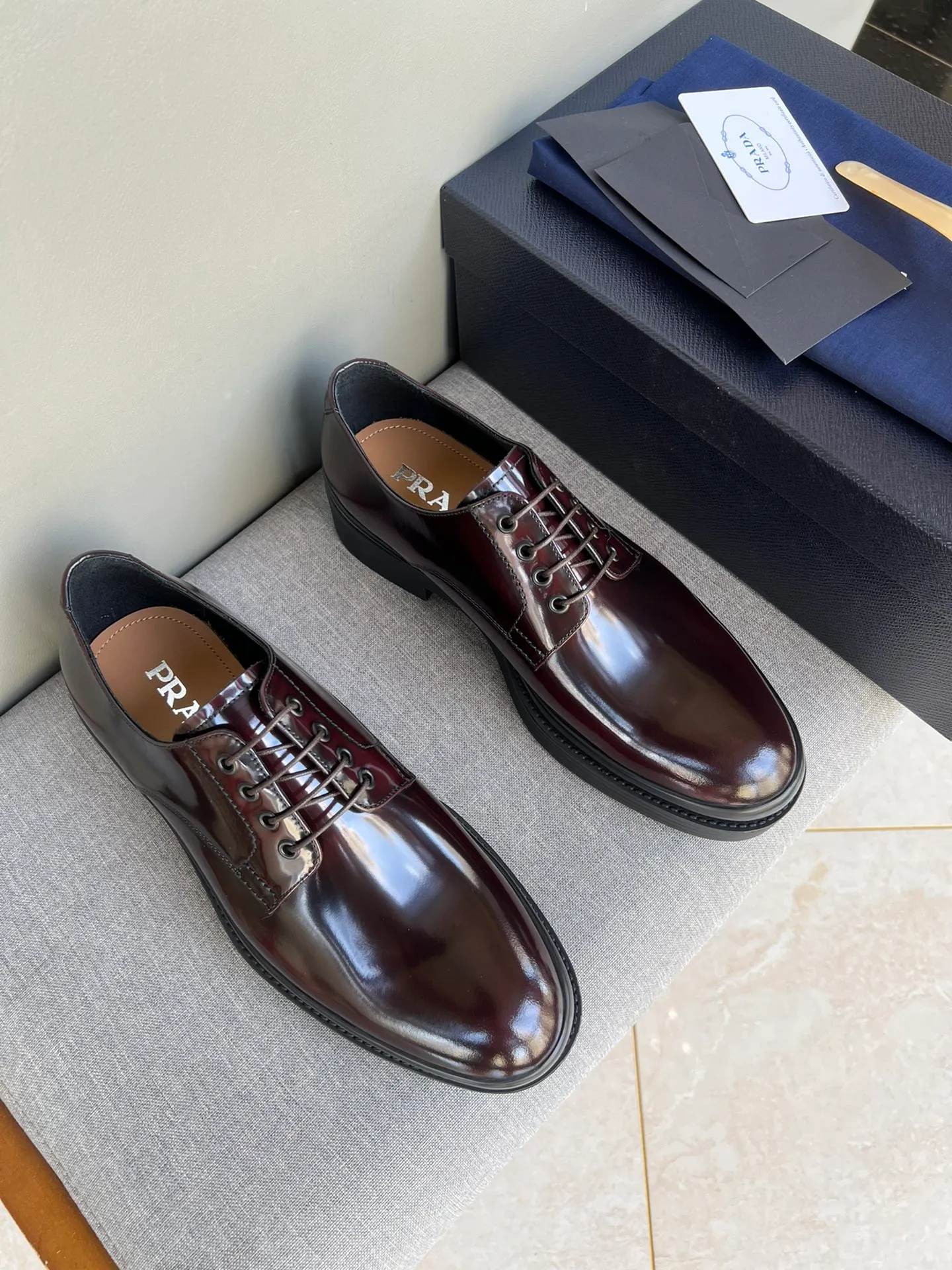Men's shoes 💰860 💰Best recommendation✨PRADA Prada top purchasing quality imported upper with color-brushed edge beads carved toe design cowhide lining private molded TPU outsole non-slip, wear-resistant and elastic fashionable and versatile burgundy black blue 39-44 in stock (38, 45 customized for replacement, return and exchange)